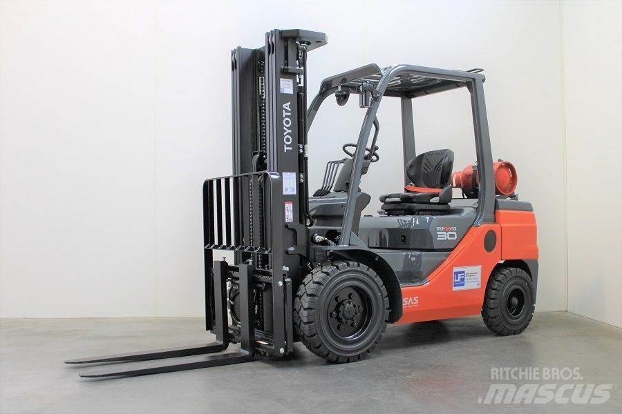Toyota 02-8FGF30 Wózki LPG