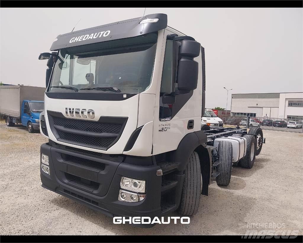 Iveco AD440S42 Samochody ciężarowe ze skrzynią zamkniętą