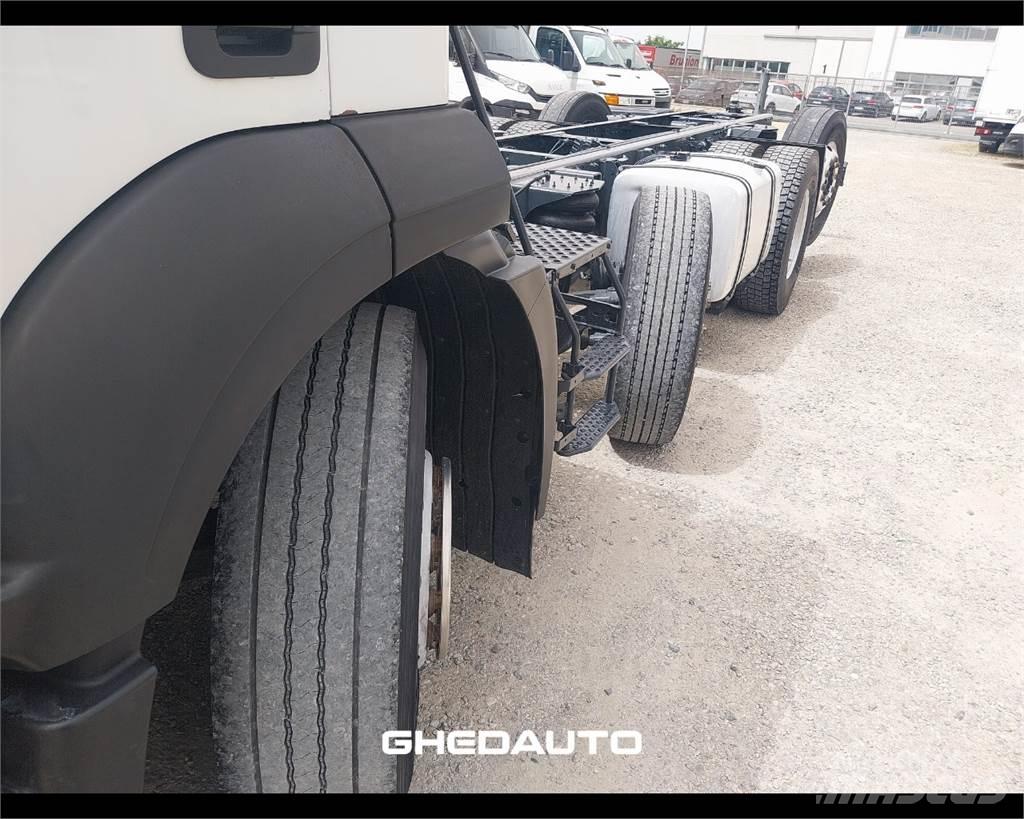 Iveco AD440S42 Samochody ciężarowe ze skrzynią zamkniętą