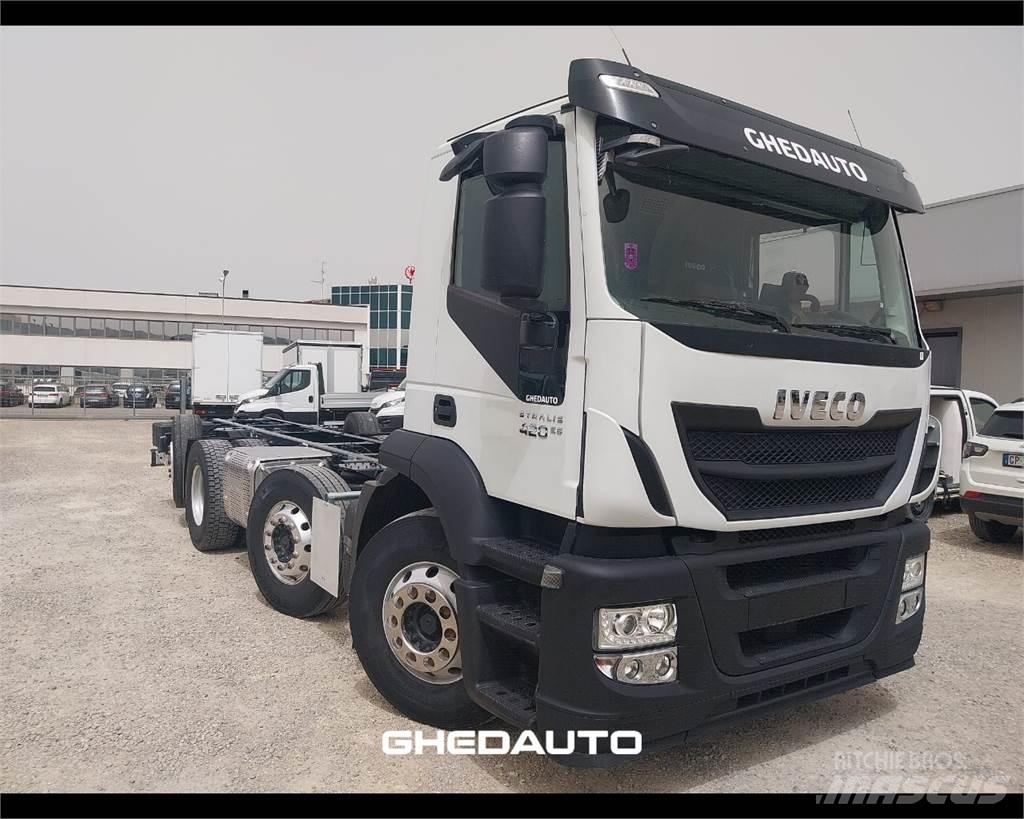 Iveco AD440S42 Samochody ciężarowe ze skrzynią zamkniętą