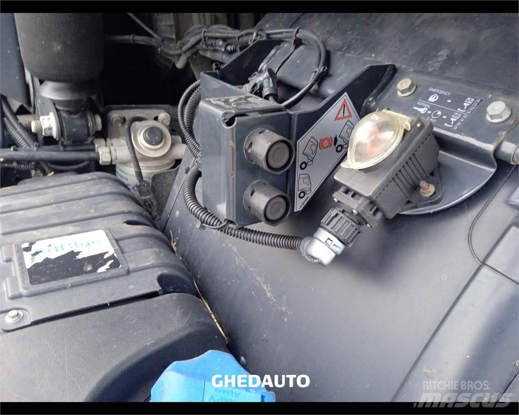 Iveco AS440S48 Samochody ciężarowe ze skrzynią zamkniętą