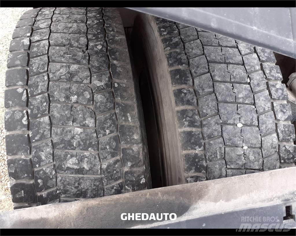 Iveco AS440S48 Samochody ciężarowe ze skrzynią zamkniętą