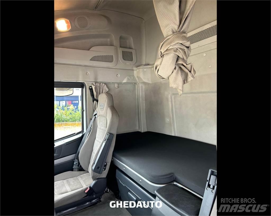Iveco AS440S48 Samochody ciężarowe ze skrzynią zamkniętą