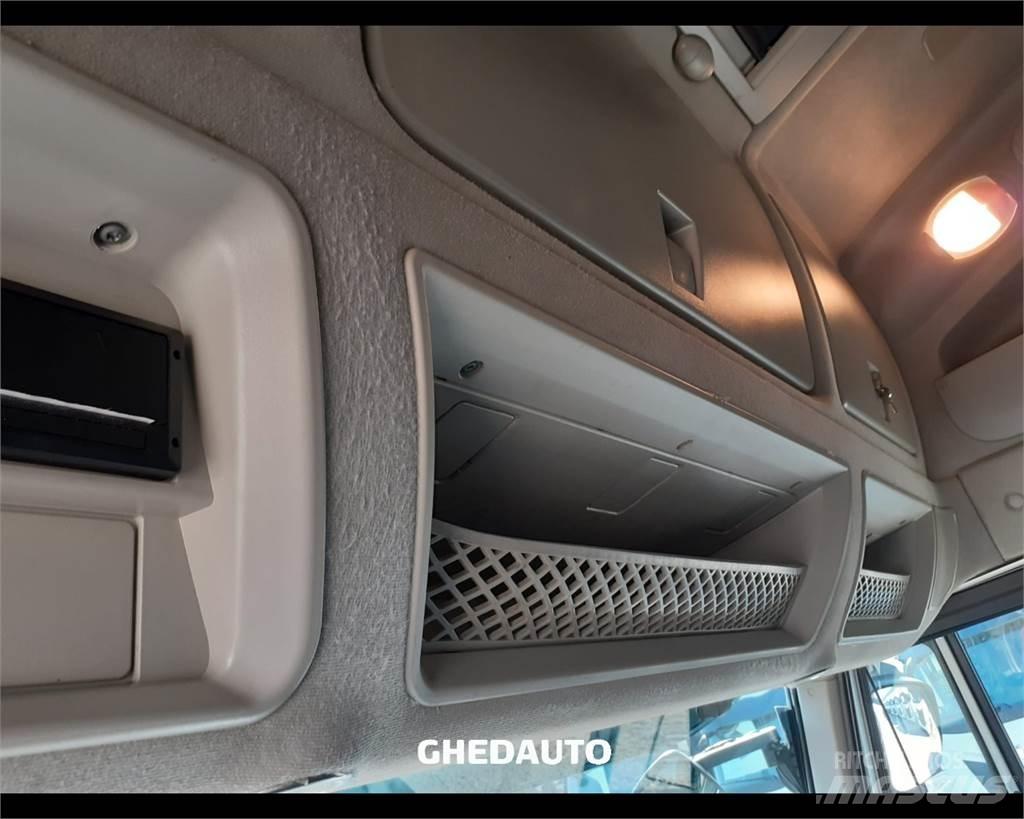Iveco AS440S48 Samochody ciężarowe ze skrzynią zamkniętą