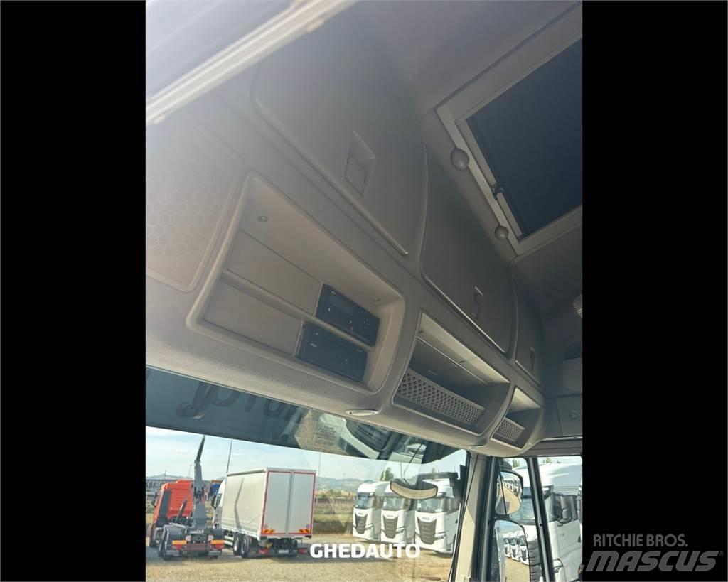 Iveco AS440S48T/P Samochody ciężarowe ze skrzynią zamkniętą