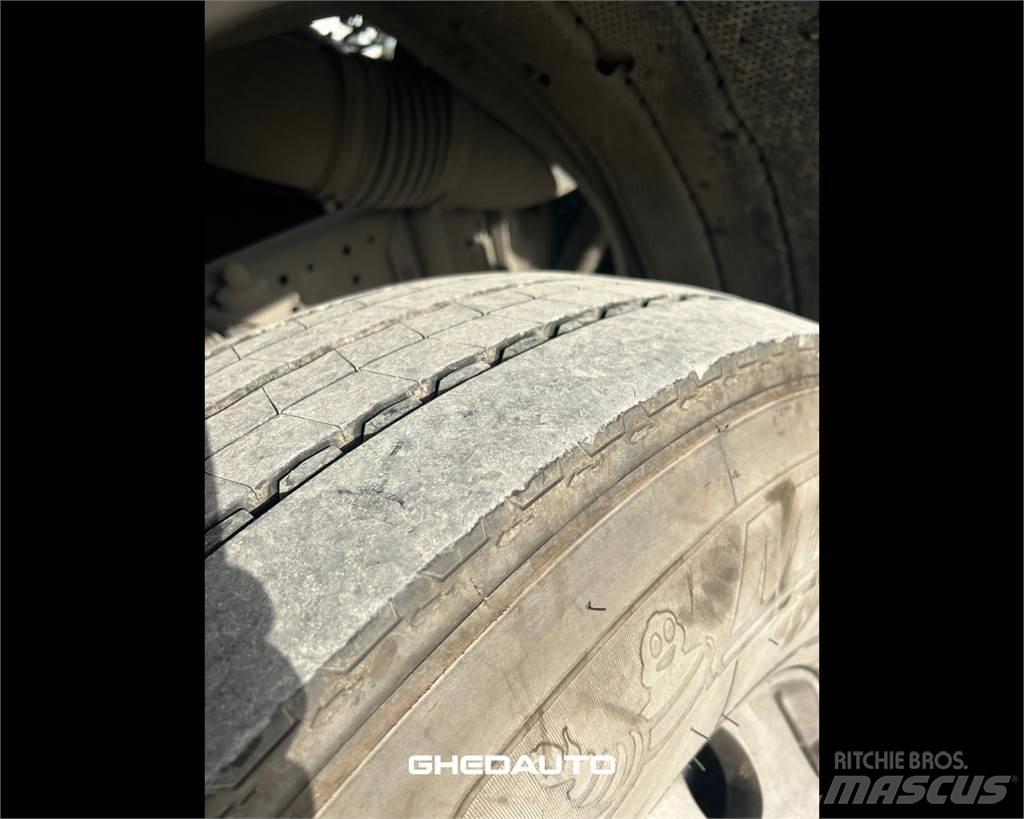Iveco AS440ST Samochody ciężarowe ze skrzynią zamkniętą
