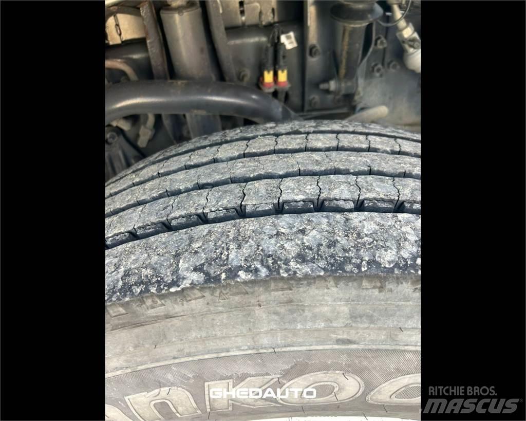 Volvo TRUCKS VOLVO Samochody ciężarowe ze skrzynią zamkniętą