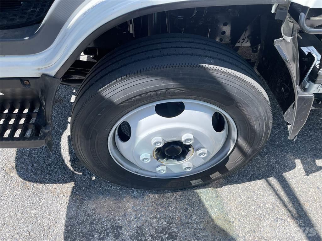 Isuzu NRR Samochody ciężarowe ze skrzynią zamkniętą
