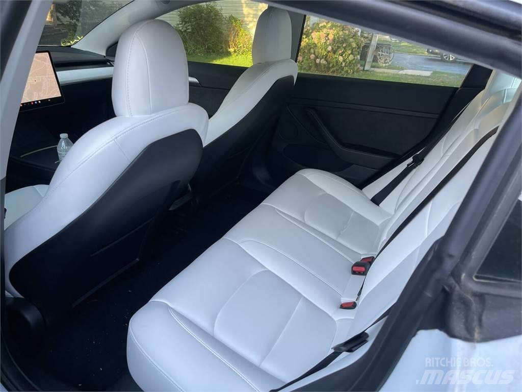 Tesla Model 3 Samochody osobowe