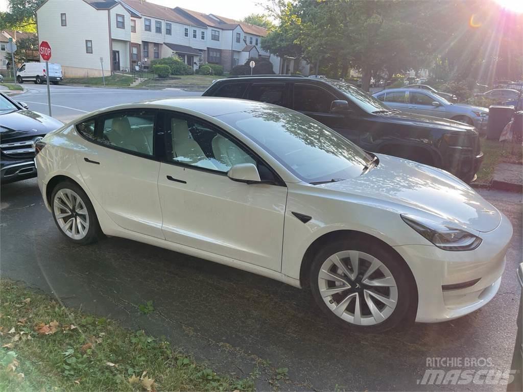 Tesla Model 3 Samochody osobowe