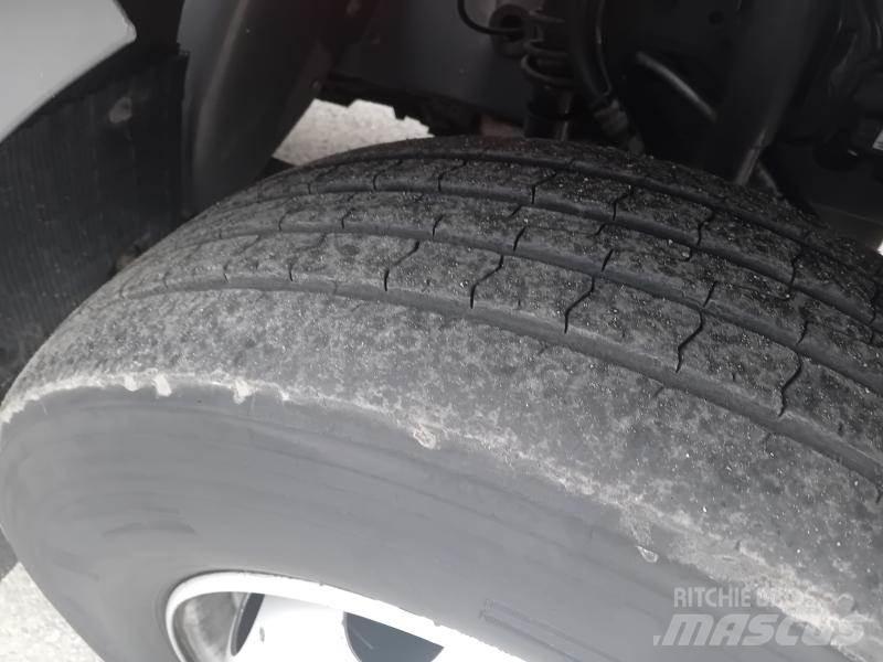 Renault D16 Samochody ciężarowe ze skrzynią zamkniętą