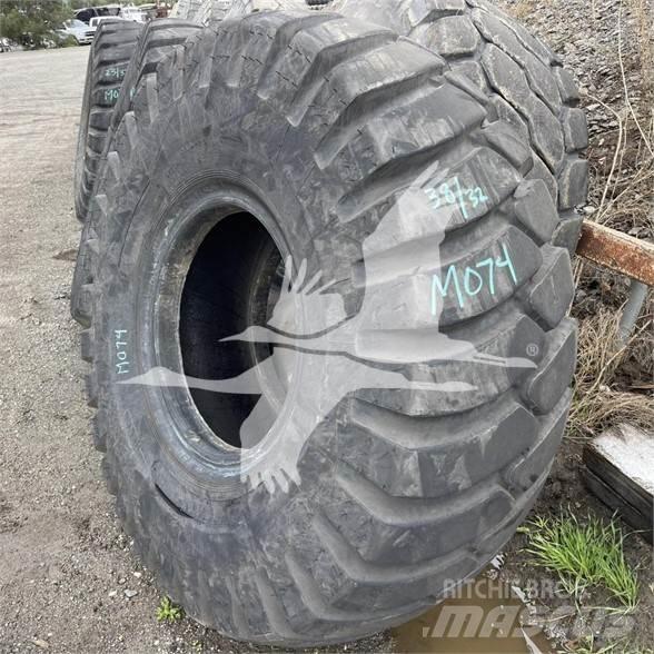 Titan 23.5x25 Opony, koła i felgi