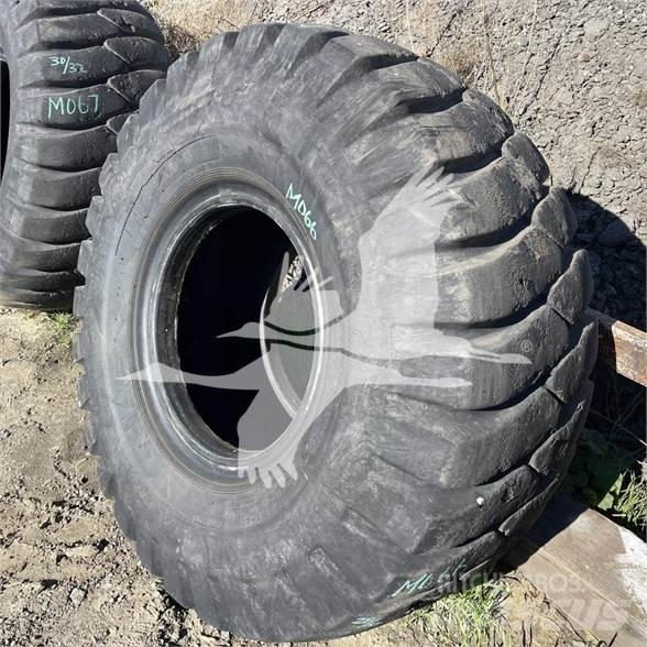 Titan 23.5x25 Opony, koła i felgi