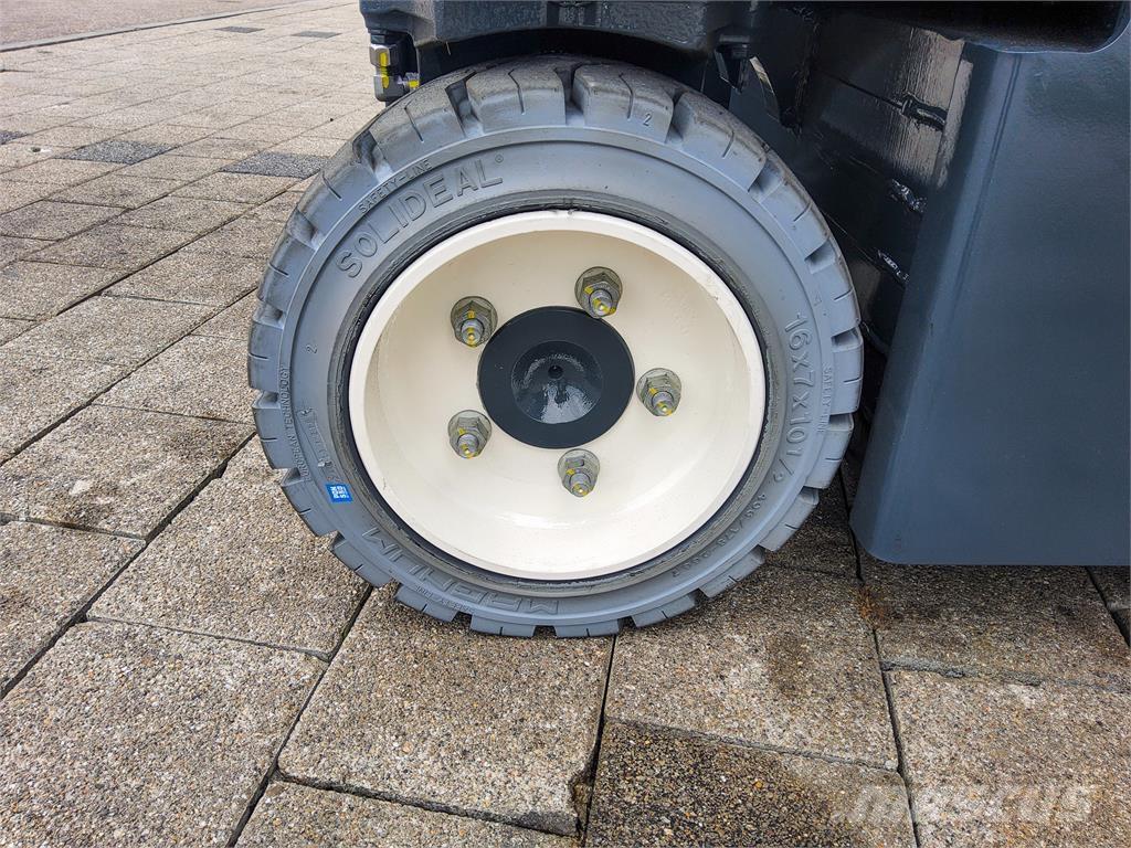 Combilift CBE 3000 Wózki widłowe czterokierunkowe