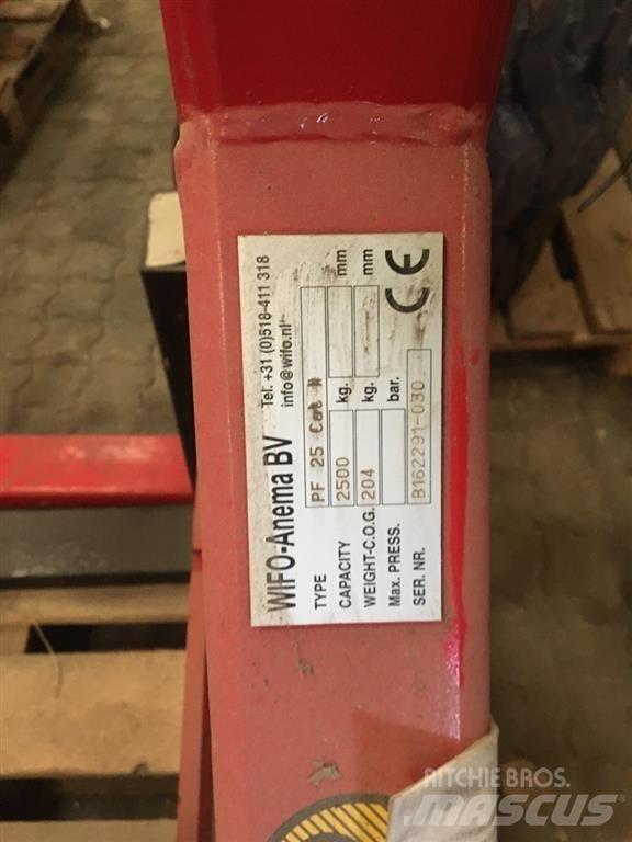 Wifo PF 25 Ładowacze i koparki czołowe