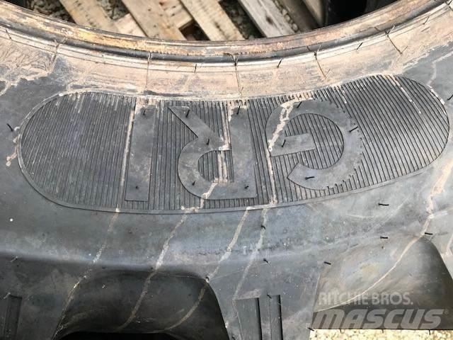  Rear Tyres Opony, koła i felgi
