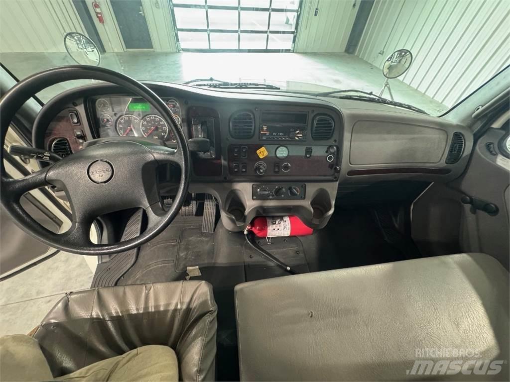 Freightliner M2 Samochody ciężarowe ze skrzynią zamkniętą