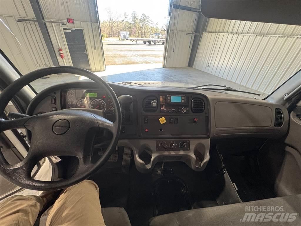 Freightliner M2 Samochody ciężarowe ze skrzynią zamkniętą