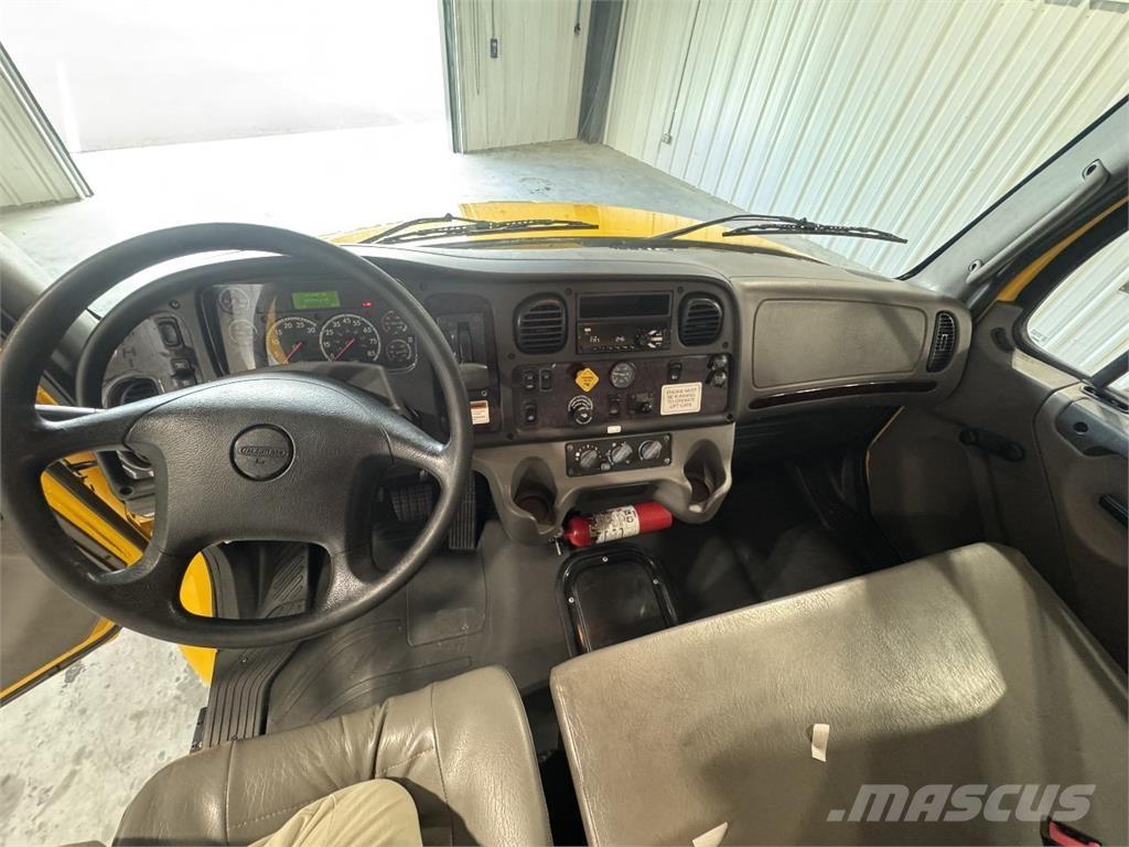 Freightliner M2 Samochody ciężarowe ze skrzynią zamkniętą