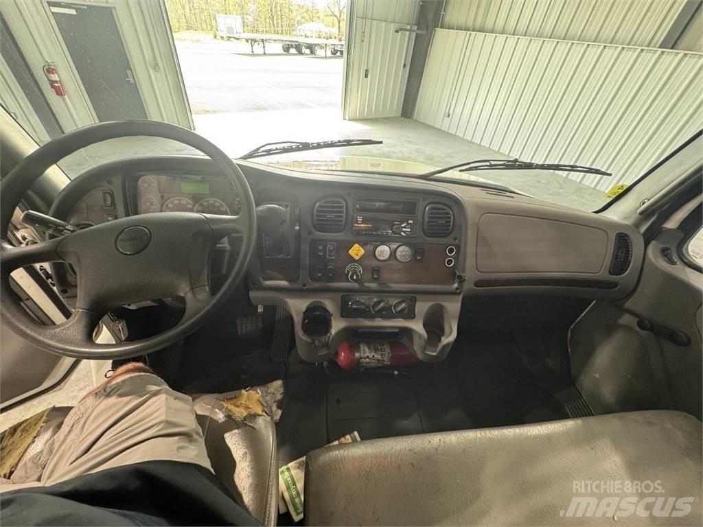 Freightliner M2 106 Ciężarówki typu Platforma / Skrzynia