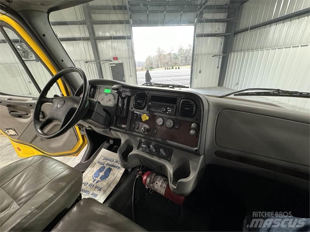 Freightliner M2106 Samochody ciężarowe ze skrzynią zamkniętą