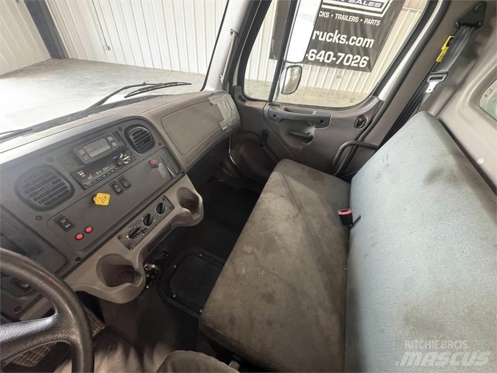 Freightliner M2106 Samochody ciężarowe ze skrzynią zamkniętą