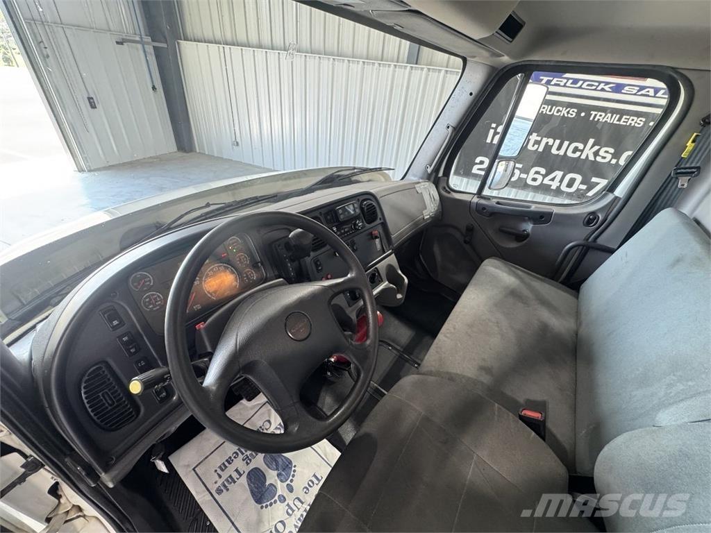 Freightliner M2106 Samochody ciężarowe ze skrzynią zamkniętą