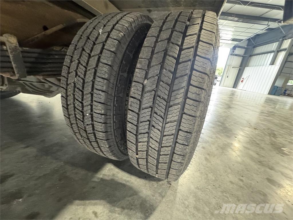GMC G33903 Samochody ciężarowe ze skrzynią zamkniętą