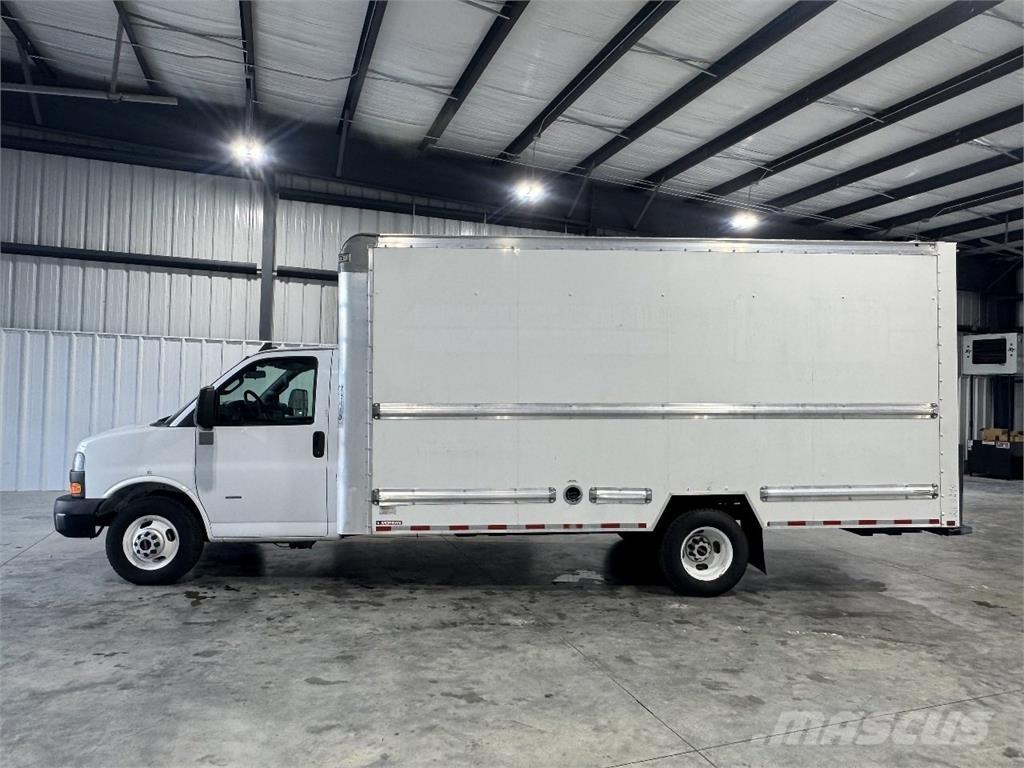 GMC G33903 Samochody ciężarowe ze skrzynią zamkniętą