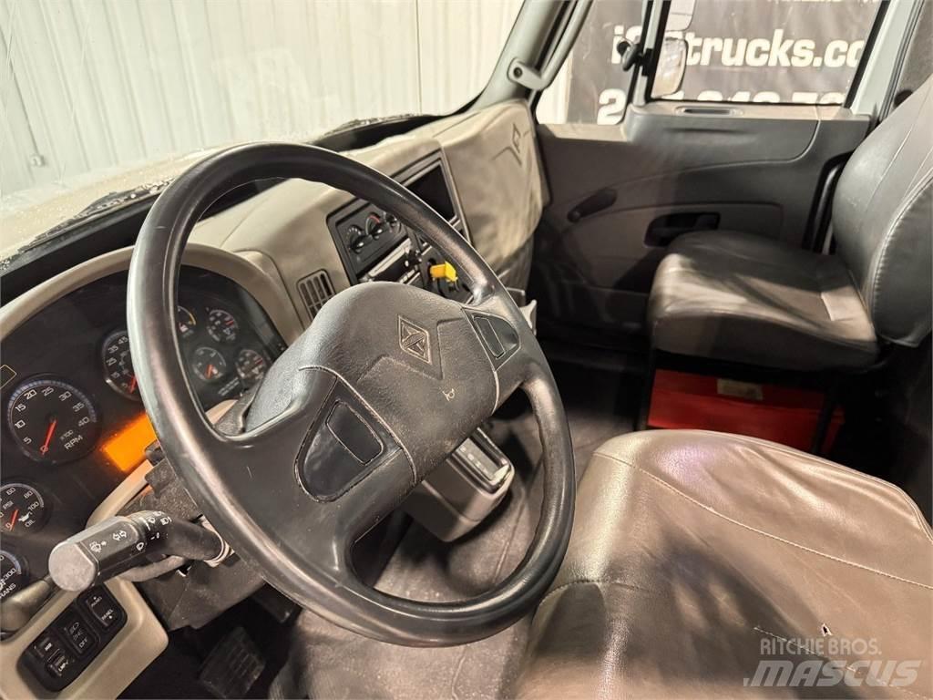 International 4300 Ciężarówki typu Platforma / Skrzynia