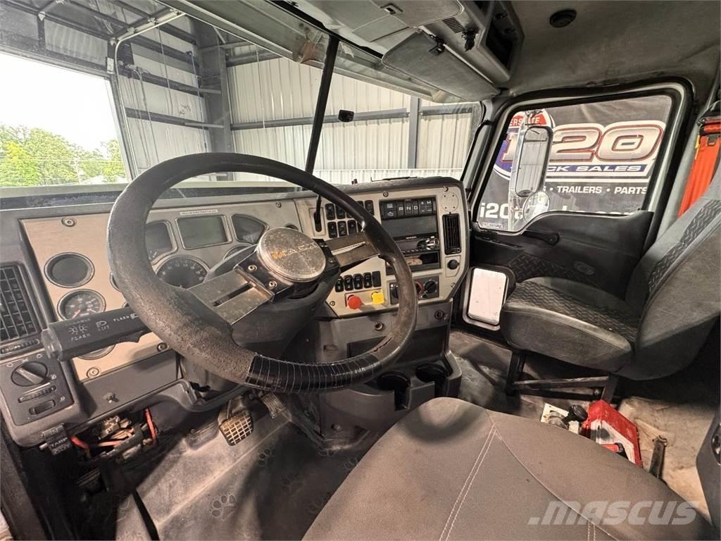 Mack CHU613 Ciągniki siodłowe