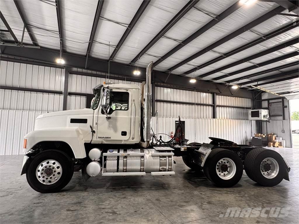 Mack CHU613 Ciągniki siodłowe