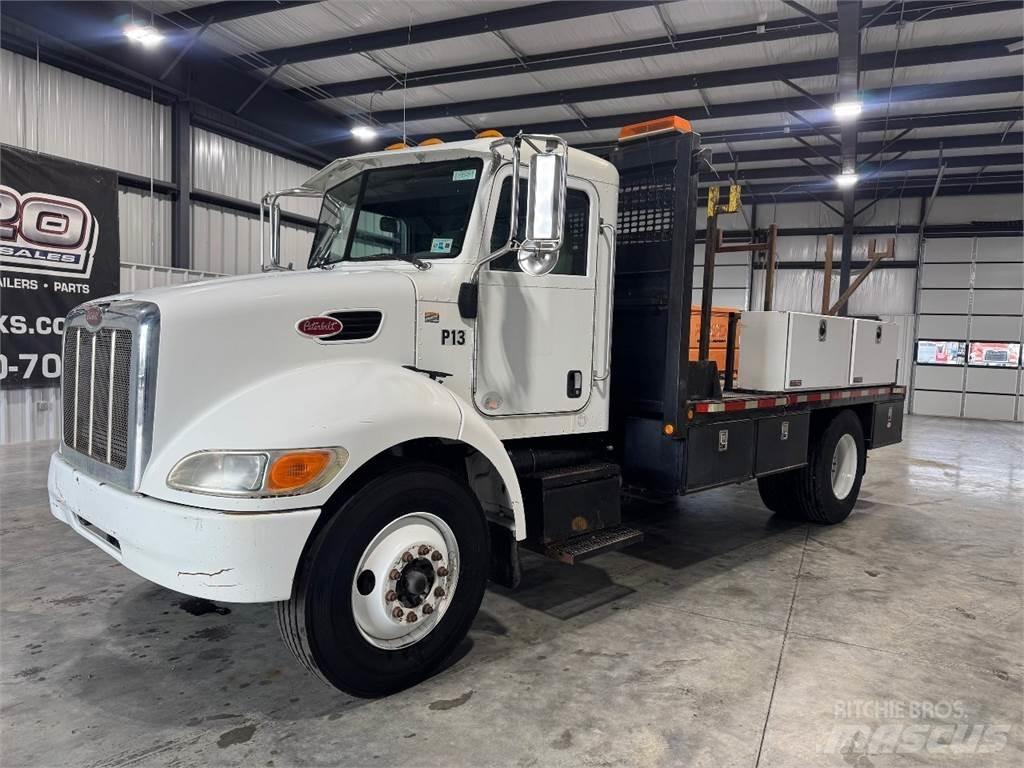 Peterbilt 330 Ciężarówki typu Platforma / Skrzynia