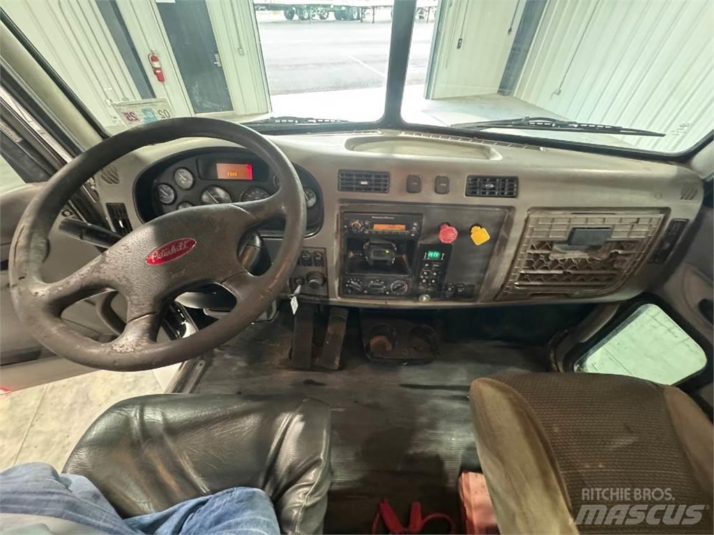 Peterbilt 330 Ciężarówki typu Platforma / Skrzynia