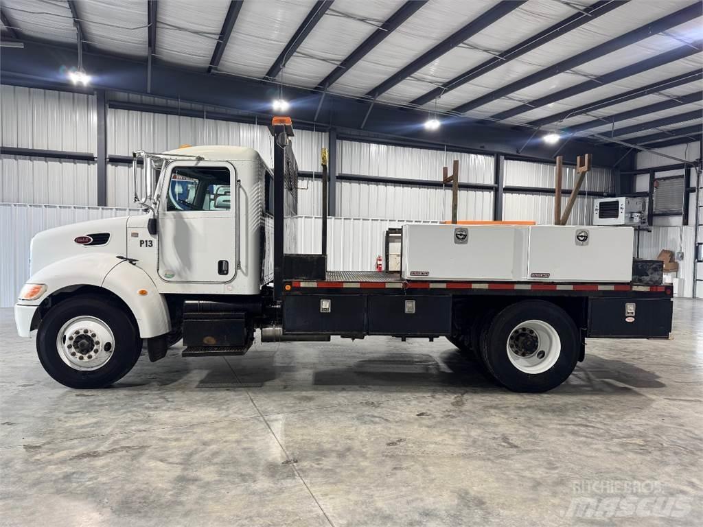 Peterbilt 330 Ciężarówki typu Platforma / Skrzynia