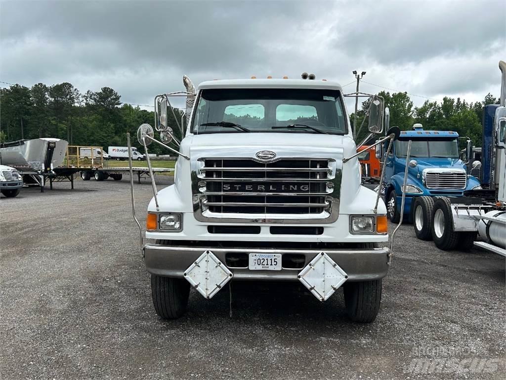 Sterling L7500 Ciężarówki typu Platforma / Skrzynia