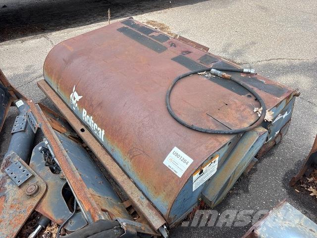 Bobcat 72 Zamiatarki - Zgarniarki - Odśnieżarki