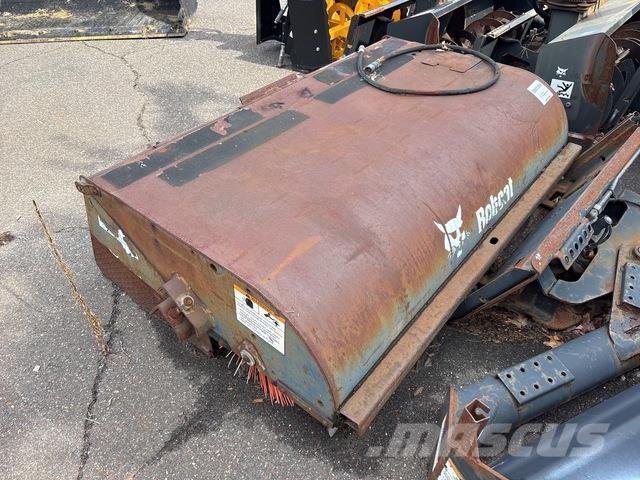 Bobcat 72 Zamiatarki - Zgarniarki - Odśnieżarki