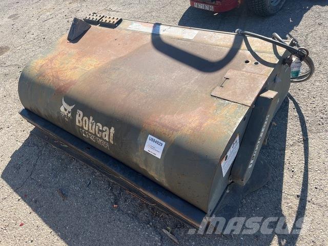 Bobcat 72 Zamiatarki - Zgarniarki - Odśnieżarki