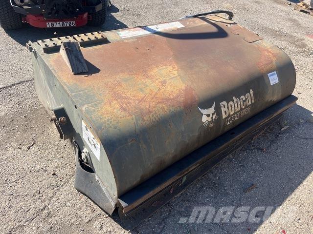 Bobcat 72 Zamiatarki - Zgarniarki - Odśnieżarki