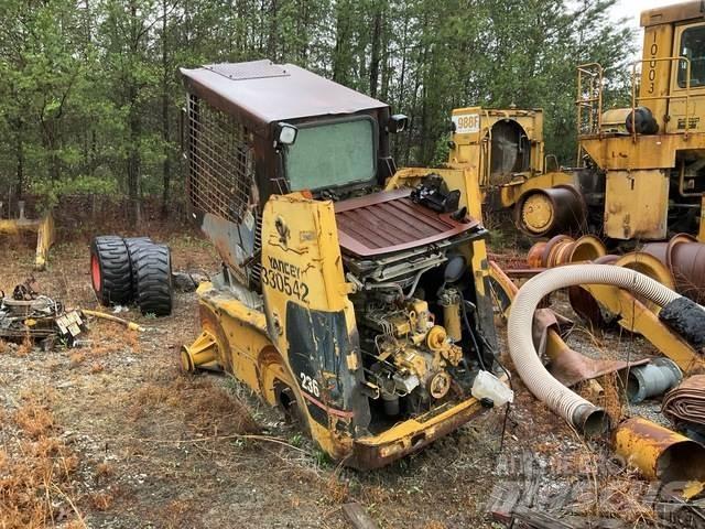 CAT 236 Ładowarki burtowe