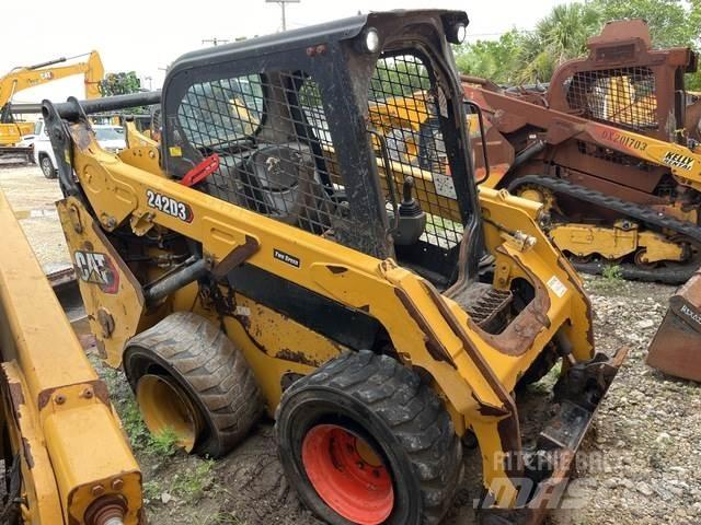 CAT 242D3 Ładowarki burtowe