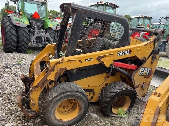 CAT 242D3 Ładowarki burtowe