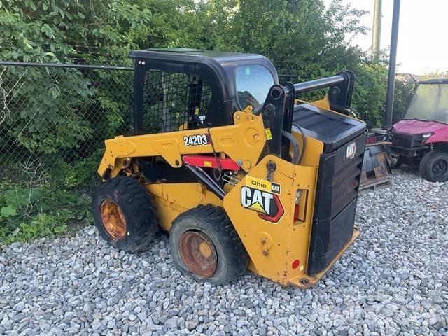 CAT 242D3 Ładowarki burtowe