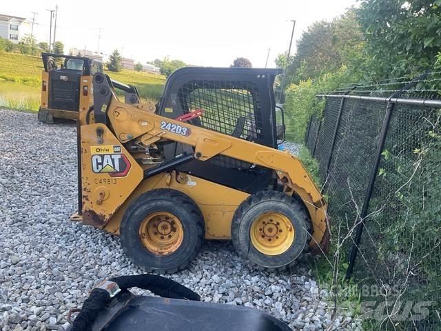 CAT 242D3 Ładowarki burtowe