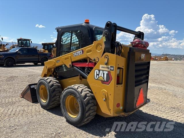 CAT 242D3 Ładowarki burtowe
