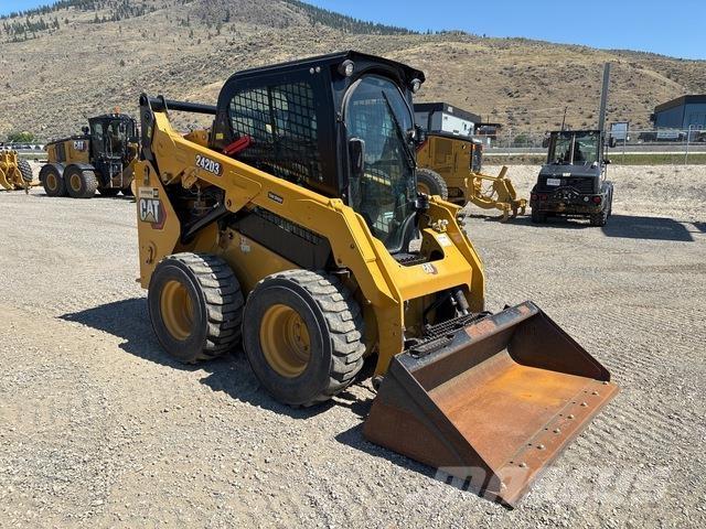 CAT 242D3 Ładowarki burtowe