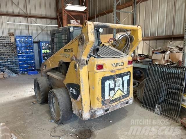 CAT 252B Ładowarki burtowe