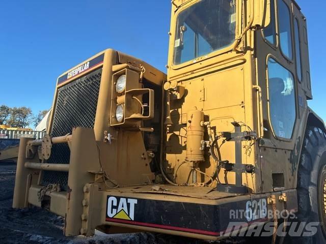 CAT 621B Skrobaki