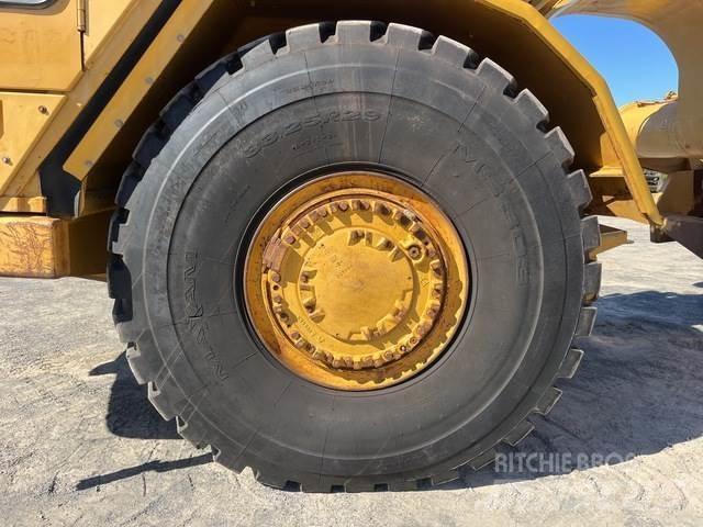 CAT 621G Skrobaki